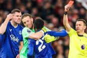 (VIDEO) Increíble: Expulsan a jugador del Everton por pegarle a su compañero