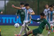 Argentina sacó su boleto para el Mundial Sub 17. El elenco albiceleste igualó 1-1 ante Bolivia por la última jornada del Grupo B del Sudamericano Sub 17 y consiguió su clasificación a semifinales y a la cita mundialista.  Fue Salinas a los 48’ el que rompió el cero y le dio la ventaja al combinado argentino que necesitaba ganar para depender de sí mismo.  La reacción de Bolivia llegó a los 86’ por medio de Nacif que mantuvo la ilusión de la ‘Verde’ que también tenía chances de avanzar, pero finalmente los d