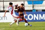 (VIDEO) ¡Insólito! Aficionado peruano amenazó a juez de línea y lo sacaron del estadio en el Sudamericano Sub-17