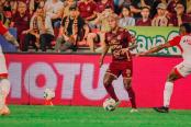 Atención Universitario: Tolima igualó 2-2 ante Ind. Santa FeEn encuentro válido por la jornada 10 del Apertura de Colombia, Deportes Tolima empató 2-2 frente a Independiente Santa Fe.  El conjunto local abrió el marcador con tanto de González a los 5'; sin embargo, los 'Cardenales' le dieron vuelta con goles de Rodallega (19') y Fernández (40').  En la segunda mitad, Torres Patiño (74') empató el encuentro; sin embargo, Tolima se quedó con un hombre menos por la expulsión de Pedrozo.  Sobre los 93', el VAR 