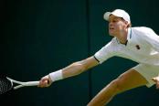 Sinner sufrió, cayó y sangró, pero remontó ante Kecmanovic en su debut en Wimbledon