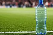 FIFA dio el visto bueno y permitirá a hinchas ingresar botellas de agua a los estadios en el Mundial