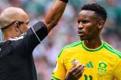 Duro castigo: FIFA sancionó con 3 partidos a Themba Zwane