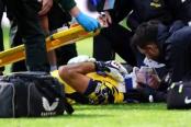 (VIDEO) 'Dibu' Martínez encendió las alarmas tras sufrir un duro golpe ante Everton