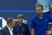 (VIDEO) ¡Inesperado! Medvedev fue descalificado por pelotazo a aficionado y Djokovic es finalista en Beijing