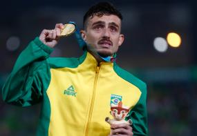 El llanto incontenible del atleta brasileño Ederson Vilela en lo más alto del podio, luego de ganar la prueba de los 10000 metros en el estadio Atlético de la VIDENA. Vilela confesó que su emoción se debió a que esperaba más en la prueba de los 5000 metros, pero quedó en el séptimo lugar.