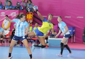 El equipo femenino de Balonmano de Brasil conquistó su quinto oro consecutivo en Lima 2019 imponiéndose a Argentina, por tercera vez consecutiva en este tipo de certámenes.