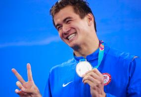 Nathan Adrian, una de las grandes estrellas de Natación mundial, cosechó dos medallas de oro en Lima y tres de plata. El norteamericano destacó la organización de los Juegos y quedó maravillado con los cinco cuchimilcos que ganó en el podio.
