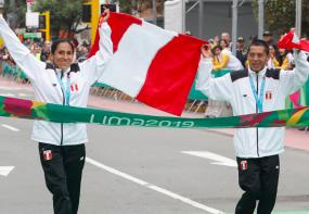 La primera medalla de oro para Perú sucedió el mismo día. Gladys Tejeda y, posteriormente, Christian Pacheco, batieron récords panamericanos para ganar sus respectivas pruebas de la Maratón.