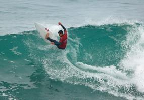 El Surf peruano consiguió tres medallas de oro en una jornada inolvidable en Punta Rocas. Benoit Clemente, Daniella Rosas y Luca Mesinas se consagraron en lo más alto del podio panamericano.