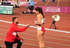 Momentos románticos. El gimnasta argentino Federico Molinari le pide la mano a su novia Paula Cancio, mientras era entrevistado en vivo. Además, la atleta peruana Paola Mautino fue sorprendida, al finalizar su prueba de 4x100 metros, por su novio y entrenador, quien se acercó con un anillo de compromiso para pedirle matrimonio.