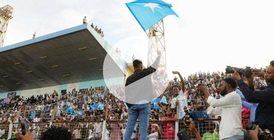 ¡A estadio lleno! Árbitro vetado por Estados Unidos fue recibido como héroe en Somalia