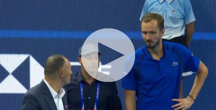 (VIDEO) ¡Inesperado! Medvedev fue descalificado por pelotazo a aficionado y Djokovic es finalista en Beijing
