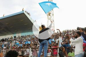 ¡A estadio lleno! Árbitro vetado por Estados Unidos fue recibido como héroe en Somalia