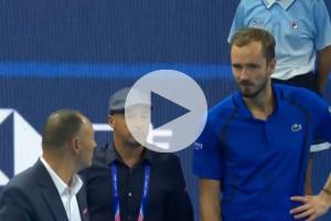 (VIDEO) ¡Inesperado! Medvedev fue descalificado por pelotazo a aficionado y Djokovic es finalista en Beijing