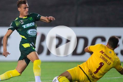 ¡Enorme José! Carvallo y los dos mano a mano para mantener el Universitario 0-0 Defensa y Justicia