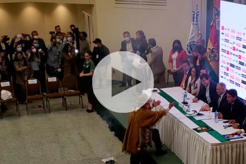 (VIDEO) Con su tradicional ritual: Gustavo Costas fue presentado en Bolivia