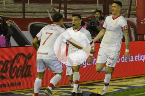 Huracán ganó y se puso a un punto de la cima