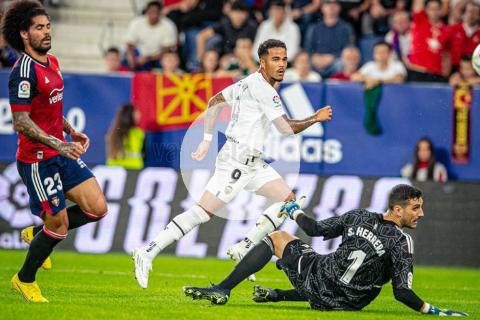 (VIDEO) Cavani erró un penal, pero igual Valencia triunfó a domicilio