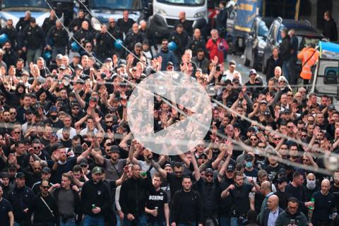 (VIDEO) ¡Así no! Hinchas del Frankfurt se enfrentaron a la policía en Napoli