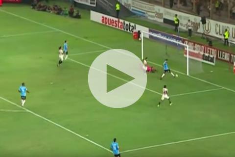 (VIDEO) Brenner erró increíble ocasión ante la 'U'