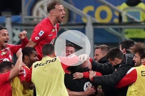 Duro golpe para los 'neroazurros'. Inter de Milan no pudo aprovechar su localía tras caer por la mínima ante Monza, y con ello desaprovechó la chance de meterse a zona de Champions League.  Inter de Milan venía de ganarle al Benfica en Portugal, por la ida de la Champions League, aunque en el torneo local no la estaba pasando tan bien. Hoy, sumó su quinto partido consecutivo sin ganar en la Serie A, ya que Monza le ganó con tanto de Caldirola (77').  Cabe indicar que el equipo de Simone Inzaghi quedó enfoca