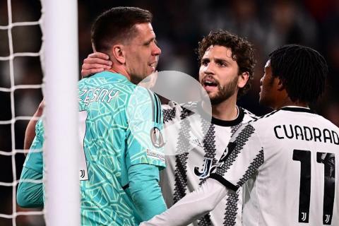 (VIDEO) Gran susto: Szczesny fue sustituido por dolor en el pecho y mareos