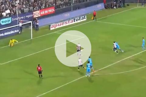 (VIDEO) Barcos y Lavandeira emularon el penal de Messi y Suárez