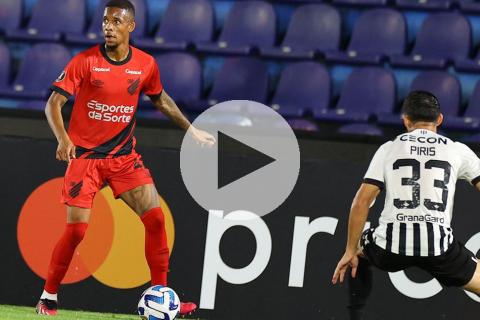 (VIDEO) Paranaense derrotó a domicilio al Libertad y lidera el Grupo G