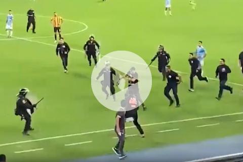 (VIDEO) ¡Se llevó a todos! Hincha ingresó al campo y detuvo el Cristal vs. The Strongest
