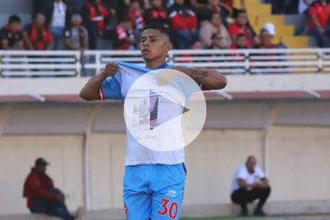 (VIDEO) ¡De media cancha! Kevin Quevedo anotó golazo en la UNSA
