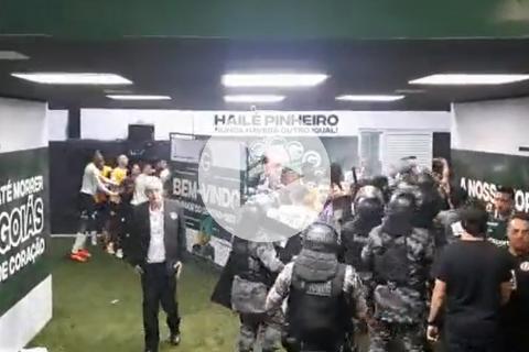 (VIDEO) ¡Terminó en bronca! Policía lanzó gas pimienta a jugadores de la 'U'