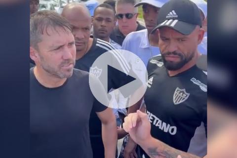 (VIDEO) Barra de Atlético Mineiro encaró a ‘Chacho’ Coudet por mal momento
