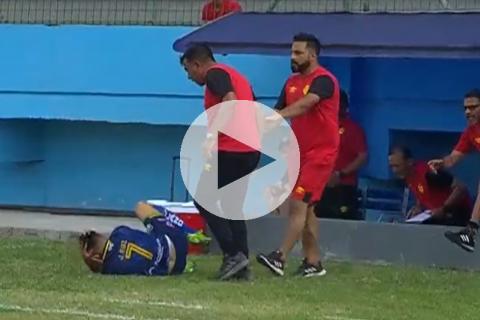 (VIDEO) Lamentable: César Farías, DT de Aucas, agredió a dos jugadores rivales