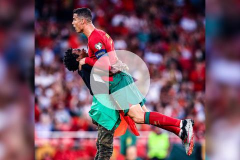 (VIDEO) Hincha se metió a la cancha y cargó a Cristiano Ronaldo