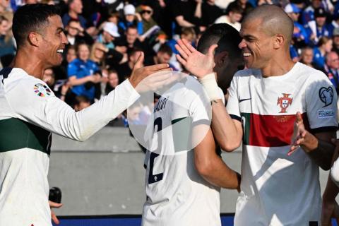 (VIDEO) Cristiano Ronaldo sacó lustre a su récord dándole la victoria a Portugal sobre Islandia