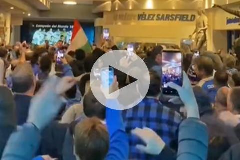 (VIDEO) Hinchas de Vélez dispararon contra la dirigencia tras renuncia de Gareca
