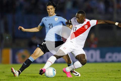 Advíncula compartirá vestuario con Cavani