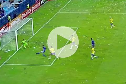 (VIDEO) El increíble fallo de Emelec bajo el arco que agradece Sporting Cristal
