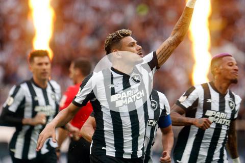 (VIDEO) Botafogo goleó a Coritiba y lidera cómodo el Brasileirao