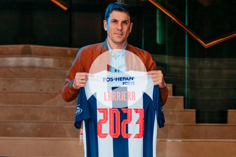 (VIDEO) ¡DT Mauricio Larriera arribó esta mañana para ponerse buzo de Alianza Lima!