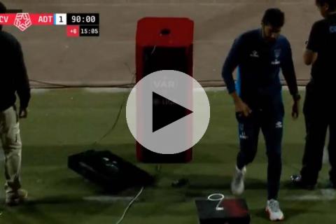 (VIDEO) Se volvió loco: Abreu golpeó y se trajo abajo el VAR
