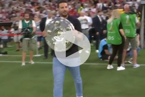 (VIDEO) Pizarro lució el trofeo del Bayern en la previa de la Supercopa