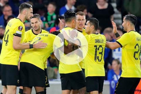 (VIDEO) AEK Atenas de Callens dio la sorpresa y venció a Brighton en la Europa League