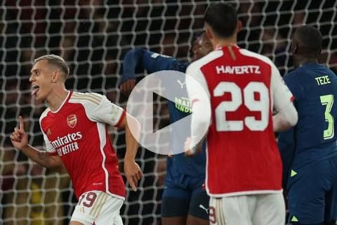 Volvió a lo grande. Luego de seis años fuera de la fase de grupos de la Champions League, Arsenal volvió por la puerta grande a la competición, tras imponerse en casa por 4-0 sobre PSV.  Los 'Gunners' liquidaron la contienda en el primer tiempo con goles de Saka (7'), Trossard (19') y Gabriel Jesus, mientras que Odegaard decretó el 4-0 a los 69' sobre el conjunto neerlandés.  En la próxima fecha del Grupo B, Arsenal irá a Francia a jugar ante el Lens. Por su parte, PSV recibirá en casa a Sevilla. Justamente