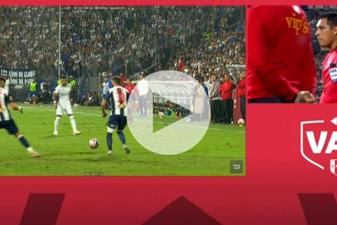 (VIDEO) Cuesta vio la amarilla tras revisión en el VAR