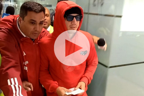 (VIDEO) Lapadula tuvo partida accidentada rumbo a Italia