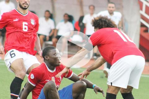 (VIDEO) Lamentable: Hinchas intentaron agredir a Mohamed Salah