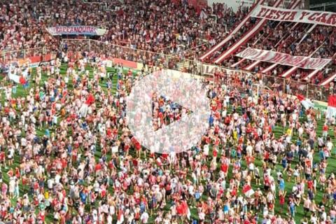 (VIDEO) Locura: Hinchas de Unión invadieron el campo tras salvarse del descenso