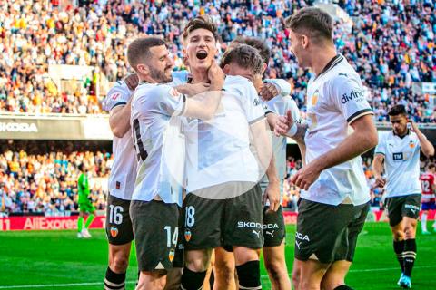 (VIDEO) Valencia venció a Granada en un partido con polémica